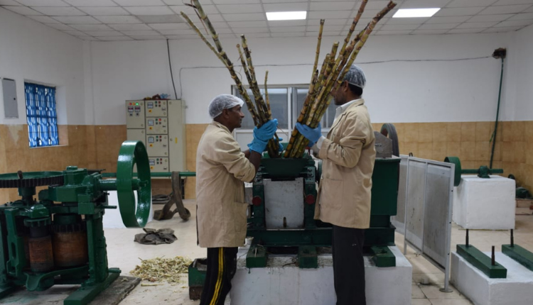 मॉर्डन गुड़ यूनिट बनाने के लिए भट्टी और गन्ना क्रशर के लिए 100 वर्ग मीटर जगह वाला कमरा चाहिए