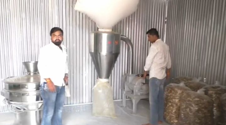 PMFME Scheme: बुरहानपुर के अभिषेक बने सफ़ल उद्यमी, केला-प्याज पाउडर यूनिट से लाखों की कमाई